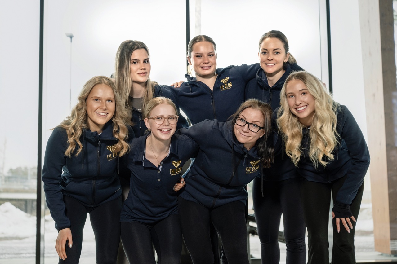 Gruppbild av personalen på The Club Hälsoverket